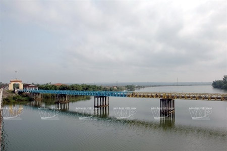 Cầu Hiền Lương, bắc qua sông Bến Hải, với hai màu vàng-xanh phân chia hai miền Nam-Bắc (màu xanh bên phía bờ Bắc, màu vàng bên phía bờ Nam).